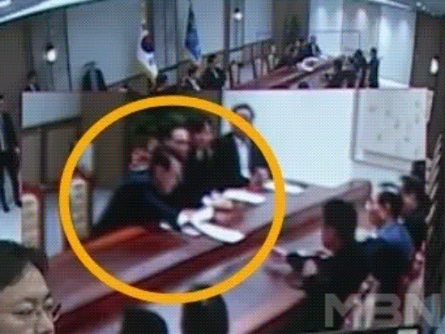 '지시사항' 문건 직접 받아 읽어 본 최상목…대통령실 CCTV에 포착된 장면