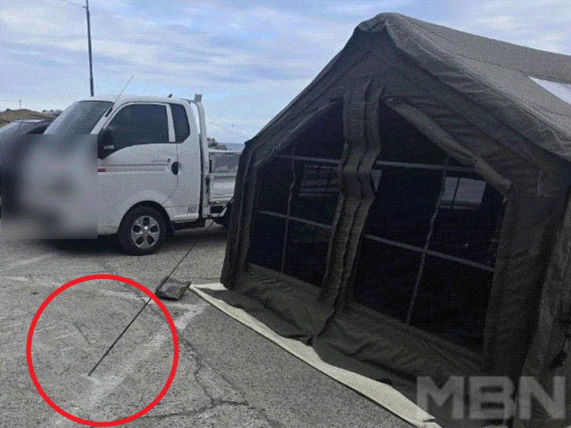 거제 흥남해수욕장 공영주차장 바닥을 뚫고 텐트를 고정한 모습, 방파제 난간까지 드릴로 뚫어 고정한 모습 / 사진=온라인 커뮤니티 캡처 (보배드림)