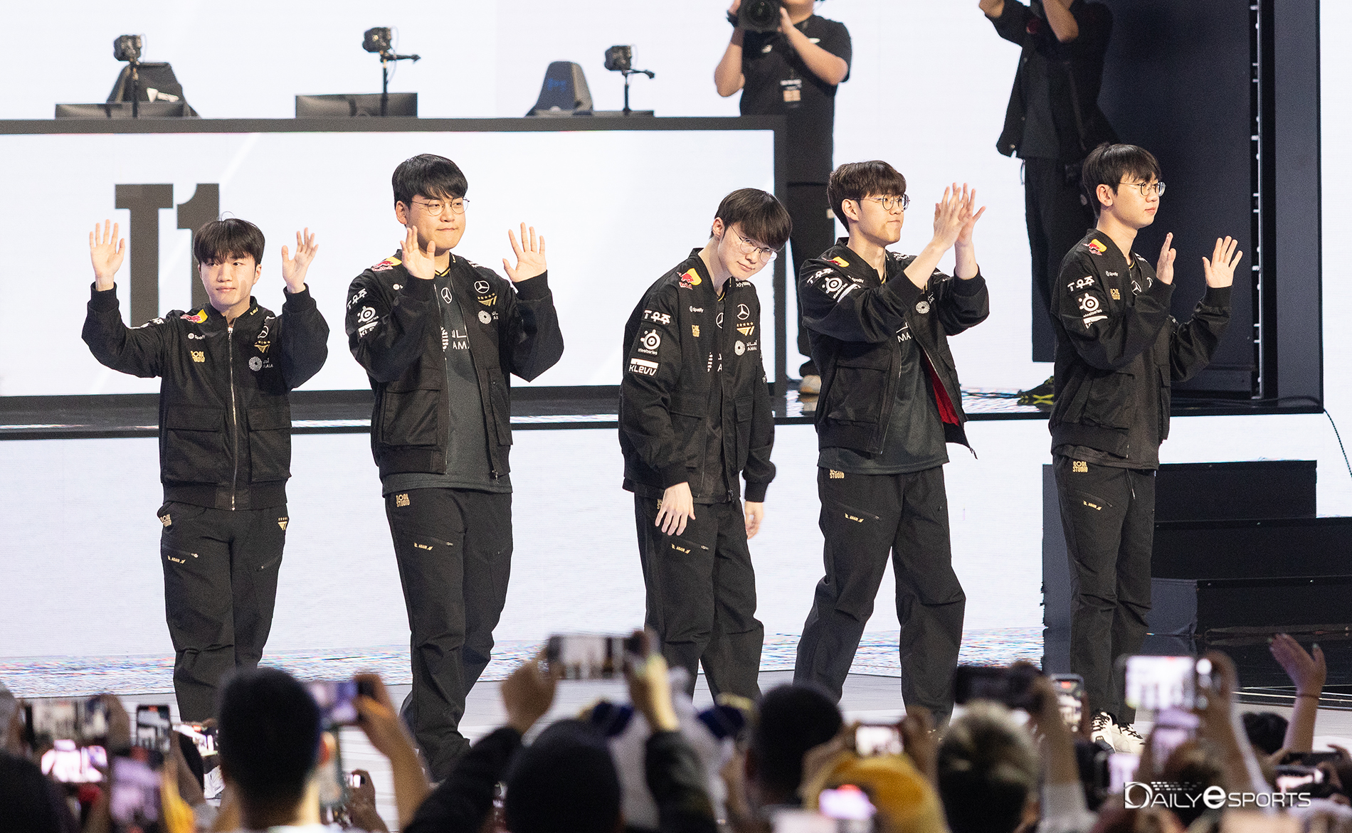 [롤드컵] '바드를 풀어~' T1, FLY 꺾고 스위스 첫 승