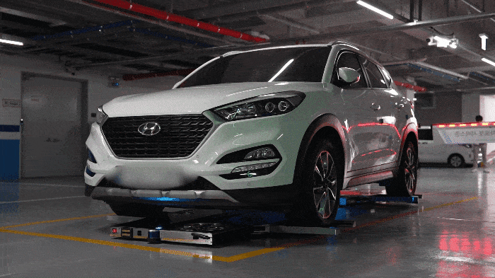 HL로보틱스의 자율주행 주차로봇 ‘파키’가 차체를 들어올려 운반하는 모습. 카카오모빌리티 제공