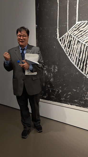 [사진=박현주 미술전문기자] 14일 현대화랑에서 노은님 양아들인 권준성 씨가 전시 설명을 하고 있다. *재판매 및 DB 금지