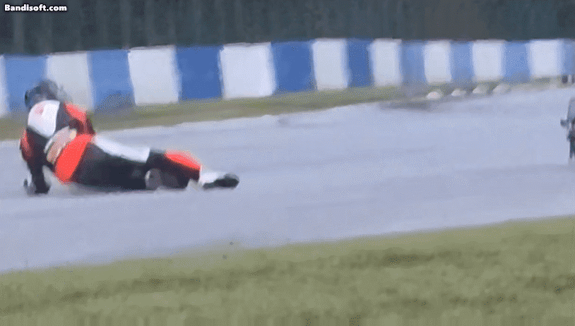 지난 12일 용인 F1 쇼런 행사에서 오토바이 2대가 연속으로 미끄러져 관중석을 덮치는 사고가 발생했다./ 인스타그램 'Formula_Racing_Story F1' 계정