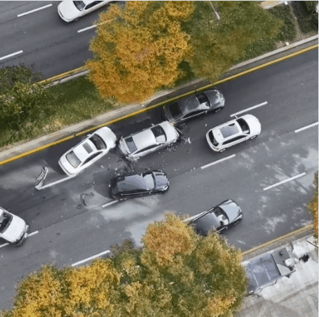 지난해 11월 2일 오후 1시 42분쯤 서울시 강남구 역삼동 국기원 인근 한 도로에서 일어난 8중 추돌 사고 당시 상황이 담긴 모습. [영상=온라인 커뮤니티]