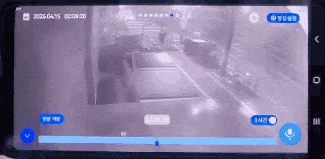 피해 병원이 소셜미디어(SNS)에 게시한 현장 폐쇄회로(CC)TV 영상. A씨가 사이버트럭을 ‘날아차기’ 하는 모습. [스레드]