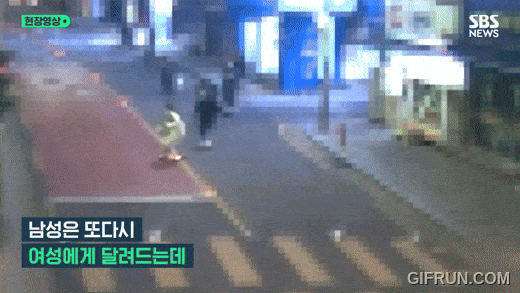 지난달 19일 서울 광진구에서 10대 남성이 20대 여성을 폭행하는 모습. [SBS 캡처]