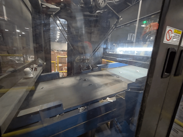 인공지능(AI) 기반 폐기물 선별로봇 ‘로빈(ROBin)’이 PCB 조각들을 분류하고 있다. ⓒ데일리안 정진주 기자