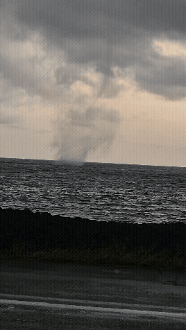 그제(15일) 제주도 서귀포시 남원읍 태흥1리 바다에서 목격된 용오름. (화면제공: 시청자 고수전)