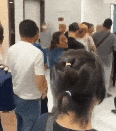 캄보디아 프린스은행 창구에서 고객들이 예금을 찾기 위해 줄 서 있는 모습. [영상=독자 제공]