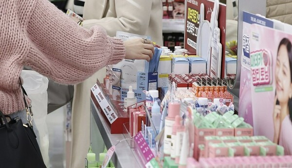 다이소 명동역점에 진열된 소용량 화장품