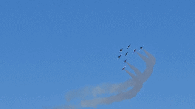 공군 특수비행팀 블랙이글스가 17일 서울공항에서 비행하고 있다. [사진=최란 기자]