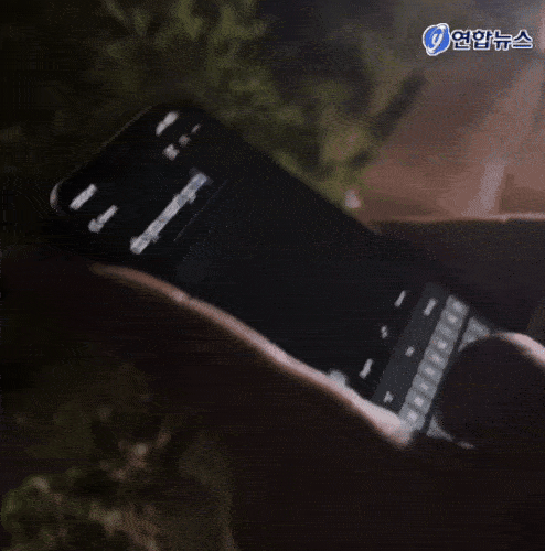 A씨가 지난 4월 캄보디아 범죄단지에서 탈출한 뒤 주캄보디아 한국 대사관으로 가기 위해 현지인에게 차를 태워달라고 요청하는 영상 일부다. (영상=연합뉴스, 독자제공)