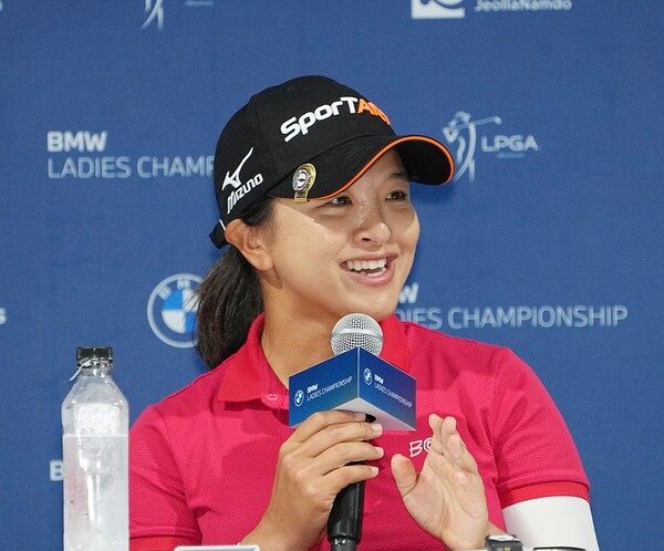 김세영 프로 골프 사진 11 - 핑크색 상의를 착용한 김세영의 골프 경기