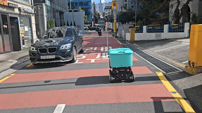 지난 17일 배달로봇 '딜리'가 강남구 봉은사로의 한 이면도로에서 차량을 피해 주행하고 있는 모습이다. [사진=설재윤 기자]