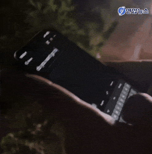 캄보디아 범죄단지 탈출 후 대사관으로 가려는 A씨 - A씨가 지난 4월 캄보디아 범죄단지에서 탈출한 뒤 주캄보디아 한국 대사관으로 가기 위해 현지인에게 차를 태워달라고 요청하는 영상 일부. 연합뉴스(독자 제공)