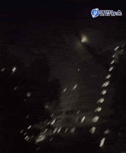 주캄보디아 한국 대사관으로 향하는 A씨 - A씨가 지난 4월 캄보디아 범죄단지에서 탈출한 뒤 주캄보디아 한국 대사관으로 가기 위해 걸어가는 모습. 연합뉴스(독자 제공)