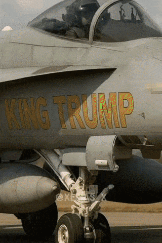 도널드 트럼프 미국 대통령이 왕관을 쓰고 전투기를 몰며 시위대에 오물을 투하하는 장면을 묘사한 인공지능(AI) 합성 영상. 트럼프 대통령은 이 영상을 자신의 트루스소셜 계정에 게시해 논란을 빚었다. GIF 캡처