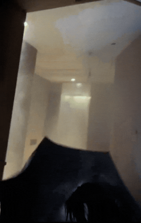이달 1일 저장성의 한 호텔에서 스프링클러가 파손돼 객실이 물바다가 됐다. 영상은 객실에 물이 쏟아지자 우산을 쓰고 한 여성이 들어가는 모습. 환구망