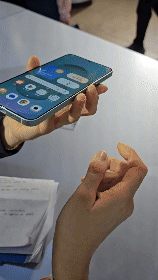 22일(현지시간) 오전 3시 미국 캘리포니아주 샌프란시스코 새너제이 SAP센터에서 ‘갤럭시 언팩 2025’ 행사가 열렸다. 행사장에서 갤럭시S25 울트라에 “토트넘 경기를 내 일정에 추가해달라”고 시연해 보고 있다(사진=윤정훈 기자)