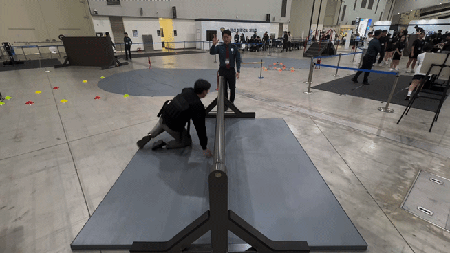 장애물 넘기 코스에서 체력이 고갈된 상태로 두 번째 코스인 장대 허들 넘기를 하는 모습./사진=최문혁 기자.