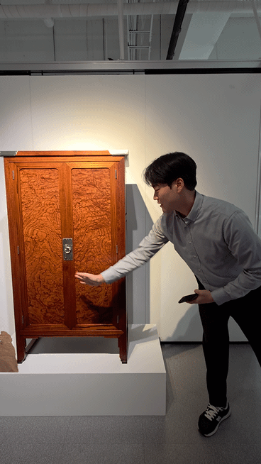 [사진=박현주 미술전문기자] 조복래 소목장 기능 보유자의 책장.  1979년부터 40여 년간 전통 목가구 제작에 전념해왔다.국내 목재를 활용하며, 못을 사용하지 않는 구조와 자연 건조 과정을 통해 가구 본연의 아름다움과 내구성을 구현한다 *재판매 및 DB 금지