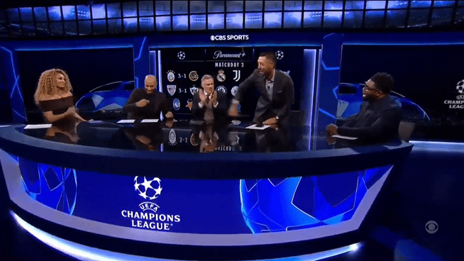 [서울=뉴시스] 22일 CBS스포츠 ‘UEFA 챔피언스리그 투데이’ 생방송 도중 진행자 스콧의 드레스 옆 부분이 찢어지는 모습 (영상=Awful Announcing 엑스 계정) 2025.10.22. *재판매 및 DB 금지