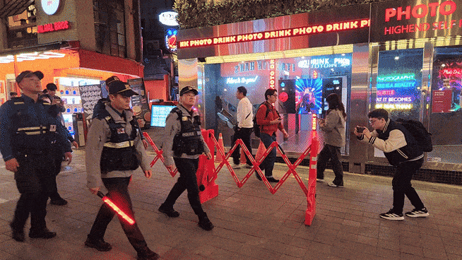 서울경찰청 기동순찰대가 지난 24일 저녁 서울 용산구 이태원 일대를 순찰하고 있다. 이영기 기자.