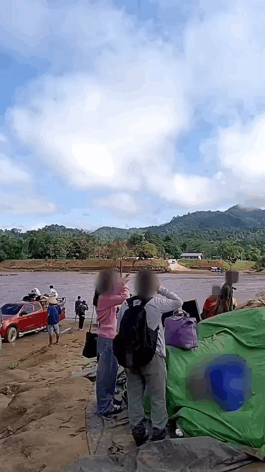 21일 태국과 미얀마 국경 지대에서 많은 차량이 정식 출입국 수속을 거치지 않고 자유롭게 이동하고 있다. 이들은 국경수비대에 한국 돈 30만원 정도를 제공하고 왕래를 하고 있는 것으로 알려졌다. 이 지역 국경 근처에서 차량들이 줄지어 이동하고 있는 모습. 영상=독자제공