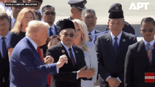 26일(현지시간) 아세안(ASEAN·동남아시아국가연합) 정상회의 참석 차 말레이시아 쿠알라룸푸르에 도착한 도널드 트럼프 미국 대통령이 환영단과 함께 춤을 추고 있다.