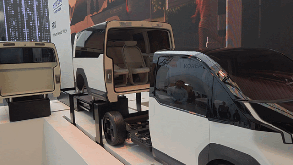 28일 경주 엑스포공원 옥외 특별관(에어돔)에서 열린 'K-테크 쇼케이스'에서 현대자동차그룹이 차량 용도에 맞는 바디 모듈을 자유롭게 적용할 수 있는 이지스왑 기술을 전시하고 있다. 2025.10.28 ⓒ News1 박기범 기자