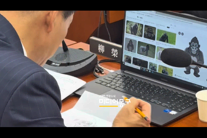 그림 그리는 영상은 SNS를 통해 확산하기도 했다. 영상은 고릴라를 그리고 있는 유 의원. [영상=유튜브 @미디어몽구]