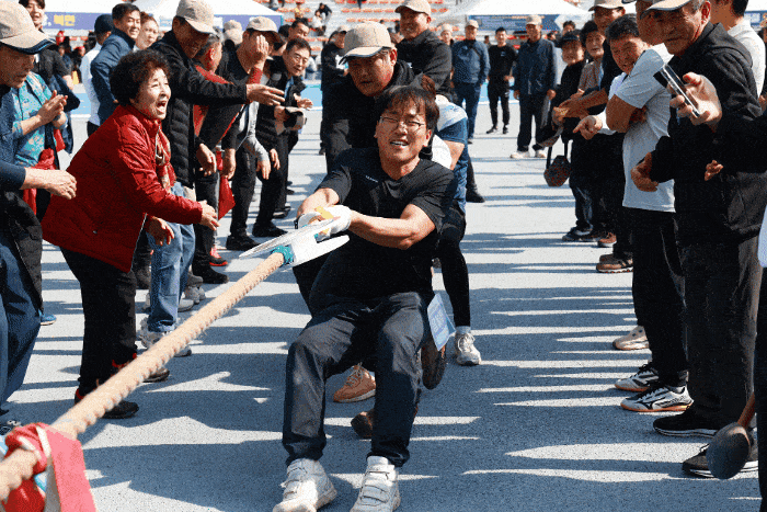 화합하는 희망울진, 하나되는 행복울진’을 슬로건으로 25일 개최된 제52회 울진군민 한마음 체육대회가  관내 10개 읍·면 선수단이 한자리에 모여 세대와 지역이 어우러지는 진정한 군민 화합의 장으로 진행됐다.[울진군 제공]