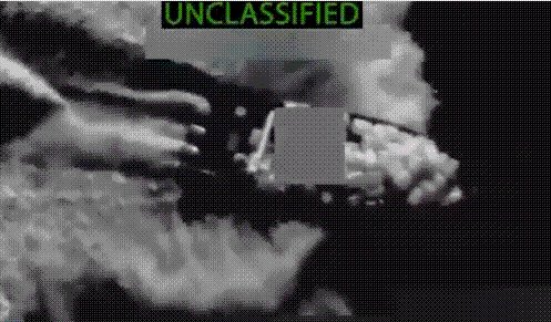 바다를 가로지르는 마약 운반 의심 선박 한 채가 미국 당국의 공격에 의해 폭발하고 있다. /X