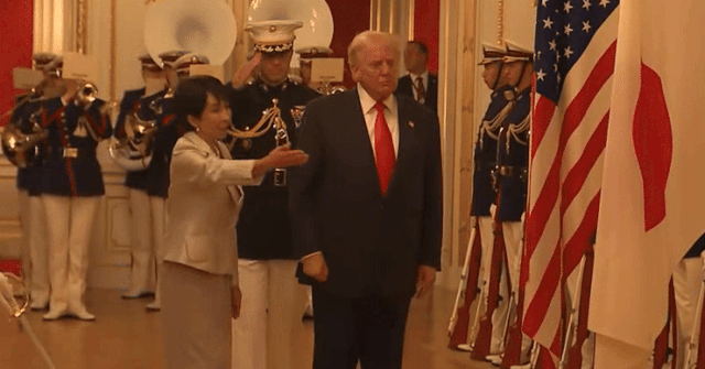 '국기 경례'를 건너뛴 도널드 트럼프 미국 대통령을 보고 놀란 다카이치 사나에 일본 총리. 백악관 유튜브 갈무리