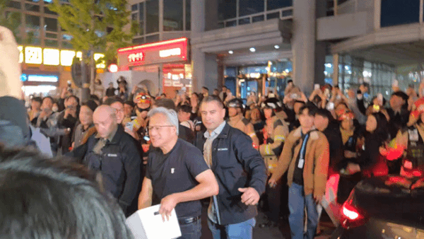 잰슨황 CEO가 30일 이재용 회장, 정의선 회장과 치킨 회동을 가지던 중 사람들에게 김밥과 치즈스틱을 나눠주고 있다.ⓒ 뉴스1