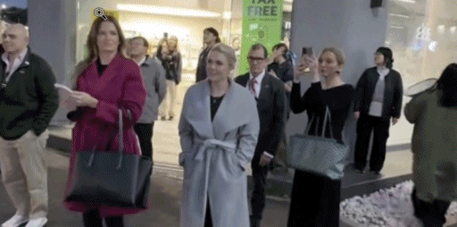 캐롤라인 레빗(가운데) 백악관 대변인이 29일 경주 황리단길 올리브영 앞에서 우연히 마주친 '윤 어게인' 시위대의 행진을 지켜보고 있다. 유튜브 채널 '자유드림TV'