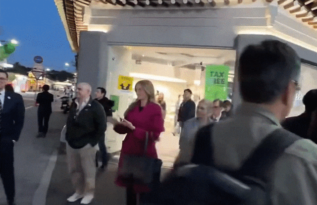 캐롤라인 레빗 백악관 대변인이 29일 저녁 경주 황리단길 올리브영 매장 앞에서 보수 성향 단체 '자유대학'의 행진을 지켜보고 있다. /유튜브 채널 '자유드림TV' 캡처