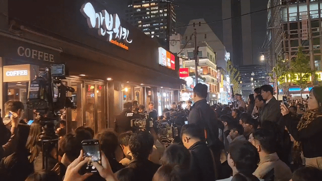 30일 젠슨 황 엔비디아 CEO, 이재용 삼성전자 이재용 삼성전자 회장, 정의선 현대자동차그룹 회장의 '치맥 회동'에 서울 삼성동 깐부치킨 앞에 사람들이 몰려들었다. 영상=김대영 기자