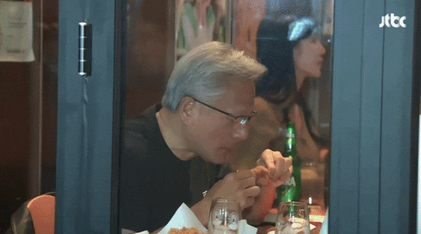 30일 서울 강남구 삼성동 한 치킨집에서 치킨을 먹고 있는 젠슨 황 엔비디아 CEO./JTBC 캡처