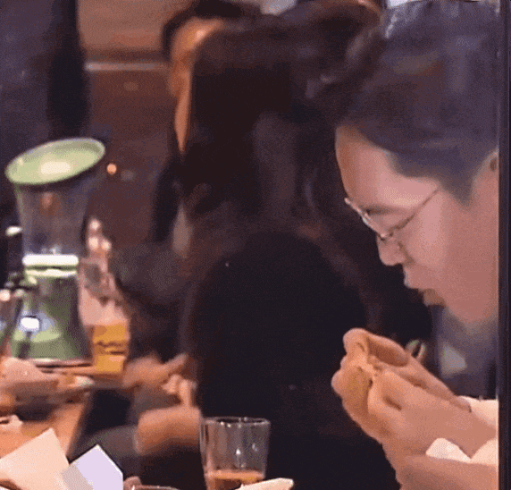 이재용 삼성전자 회장이 지난 30일 치킨을 먹고 있는 모습. /온라인 커뮤니티 캡처