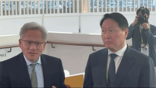 최태원 SK 회장(사진 오른쪽)과 젠슨 황 엔비디아 CEO가 31일 경주 예술의전당에서 기자들과 인터뷰를 하고 있다. 사진=임수빈 기자