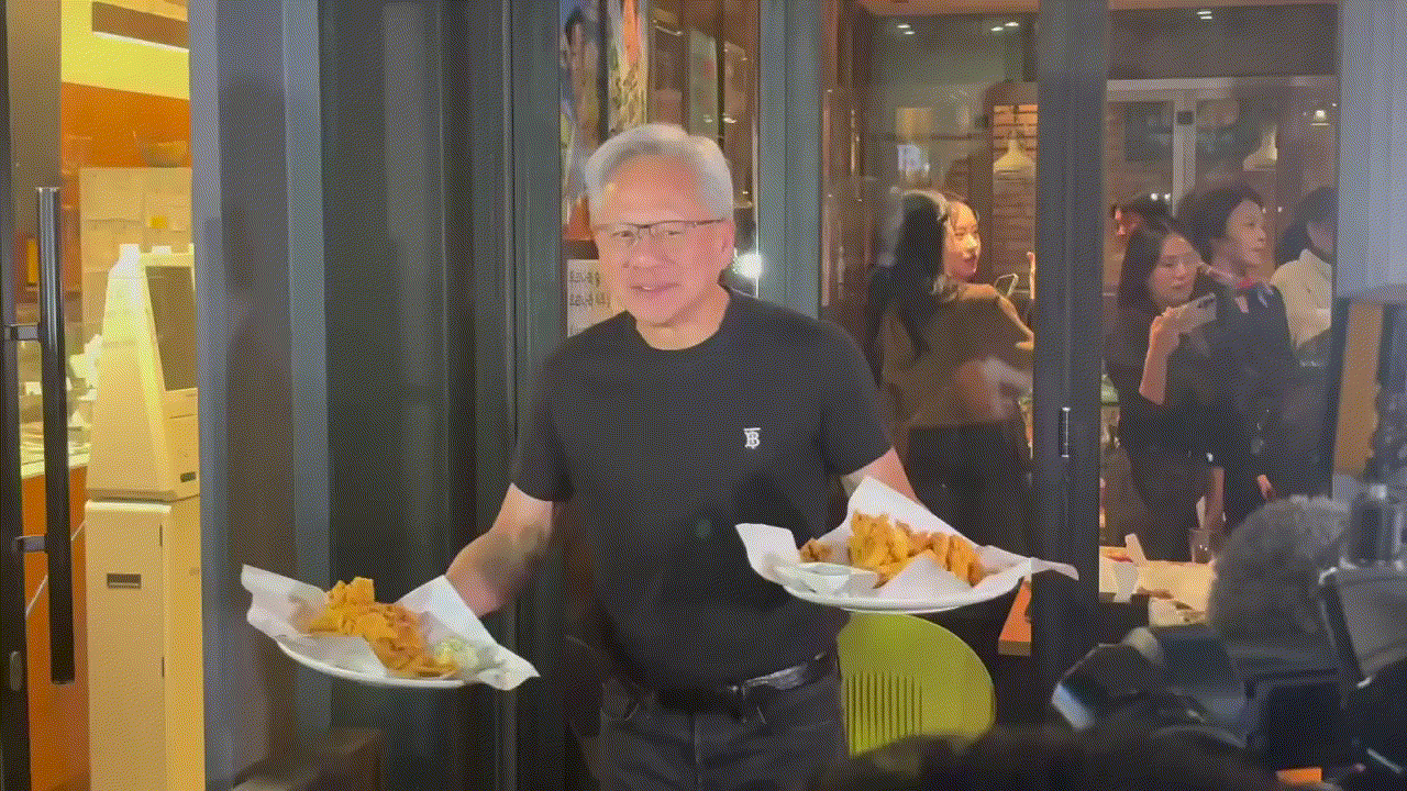 젠슨 황 엔비디아 최고경영자가 지난 30일 서울 강남구 '깐부치킨'에서 이재용 삼성전자 회장, 정의선 현대자동차그룹 회장과의 치킨회동 중간중간 나와 취재진과 시민에게 감자튀김 등을 나눠줬다. [사진=권서아 기자]