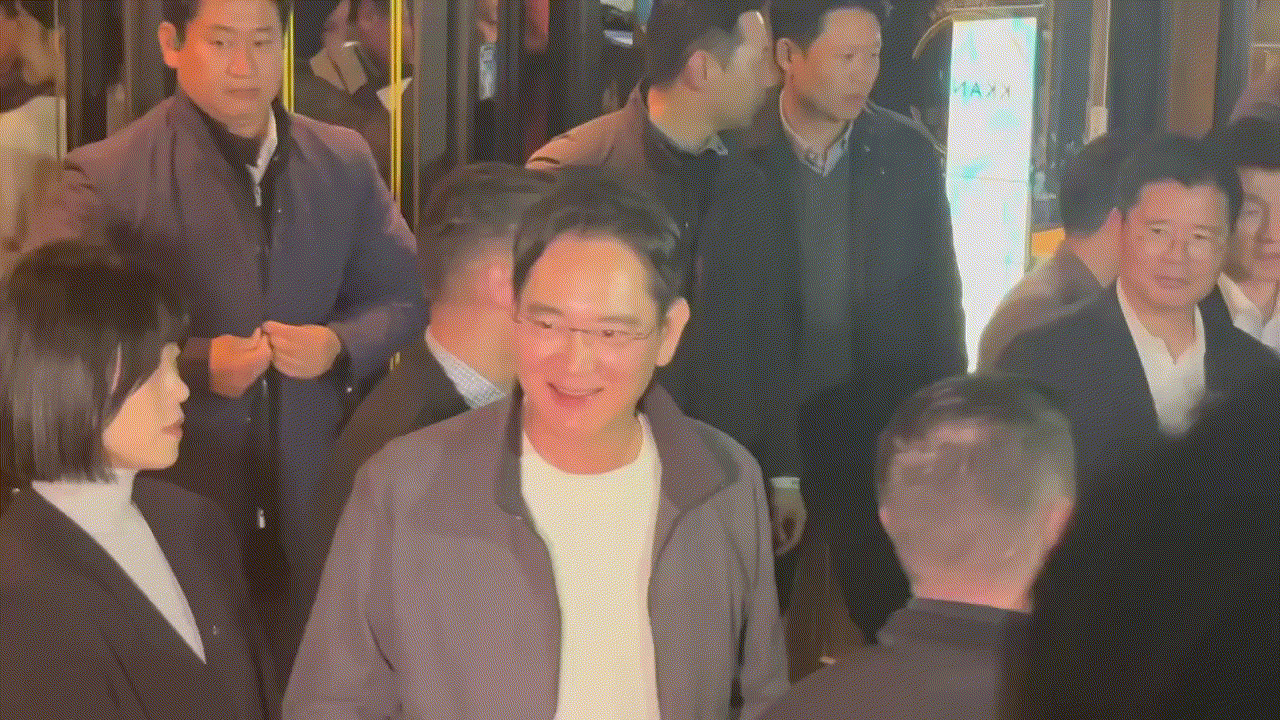 이재용 삼성전자 회장이 지난 30일 젠슨 황 엔비디아 CEO, 정의선 현대자동차그룹 회장과 서울 삼성동 치킨집 '깐부치킨'에서 치맥 회동을 한 뒤 취재진과 만나고 있다. [사진=권서아 기자]