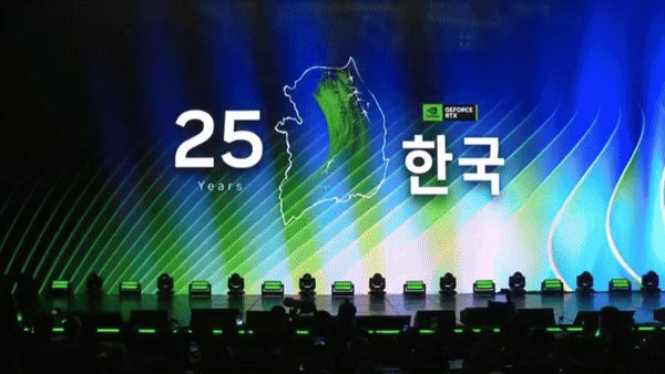 [서울=뉴시스] 젠슨 황 엔비디아 최고경영자(CEO, 가운데)가 지난 30일 오후 서울 강남구 코엑스 야외 케이팝 광장에서 열린 엔비디아 '지포스 게이머 페스티벌'에서 '페이커' 이상혁의 행사 개최 축하 영상을 접한 뒤 이재용 삼성전자 회장(오른쪽), 정의선 현대차그룹 회장과 다시 연단에 오르며 "페이커"를 잇달아 외쳤다. (영상=네이버 치지직 캡처) *재판매 및 DB 금지