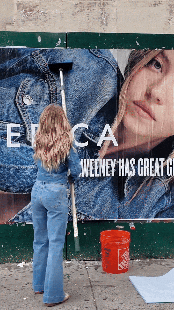 배우 시드니 스위니가 한 벽에 있는 자신의 광고 포스터에 페인트 덧칠을 하고 지나가자, ‘훌륭한 유전자’(Great Genes)라는 문구가 ‘훌륭한 청바지’(Great Jeans)로 바뀌는 아메리칸 이글 2025 가을 캠페인 영상의 한 장면. 출처=아메리칸 이글 인스타그램 @americaneagle