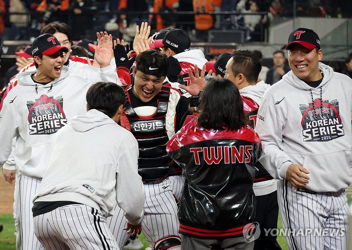 우승 확정 순간 LG 선수단