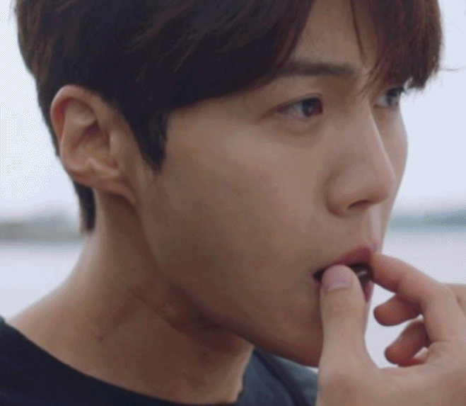 드라마에서 똑같은 사탕을 먹고 있는 배우들. 인도네시아 식품 업체 커피 사탕 간접광고다. KBS, SBS, tvN 등 영상 캡처