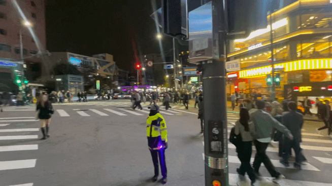 해밀톤호텔 앞 삼거리엔 신호가 떨어지자 약 50명 넘는 인파가 한꺼번에 몰려들었다. /사진=김지현 기자.