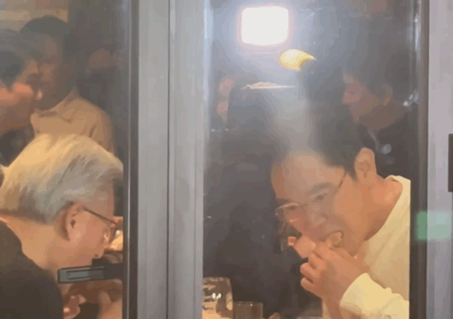 젠슨 황 엔비디아 CEO, 이재용 삼성전자 회장이 치킨을 먹는 모습 [사진=권서아 기자]