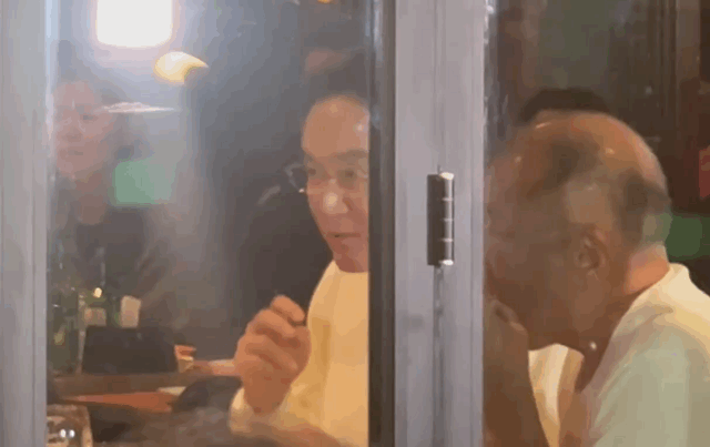 정의선 현대자동차그룹 회장이 치킨을 먹는 모습 [사진=권서아 기자]