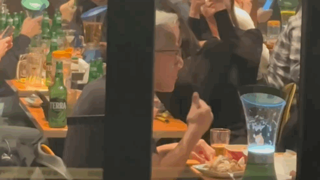 젠슨 황 엔비디아 CEO가 손가락을 빠는 모습 [사진=권서아 기자]